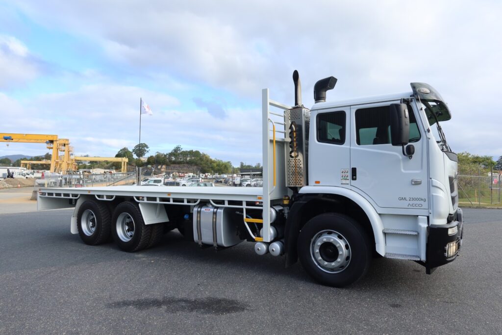 2017 Iveco Acco 2350 6x4 - TRAY TRUCK image 2