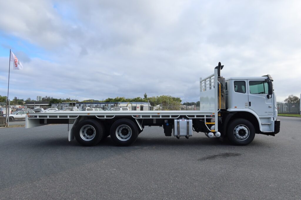 2017 Iveco Acco 2350 6x4 - TRAY TRUCK image 8