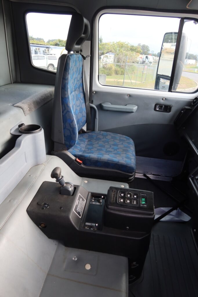2017 Iveco Acco 2350 6x4 - TRAY TRUCK image 16
