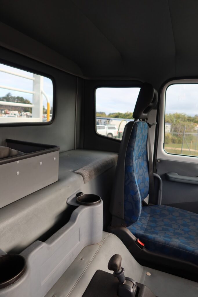 2017 Iveco Acco 2350 6x4 - TRAY TRUCK image 18