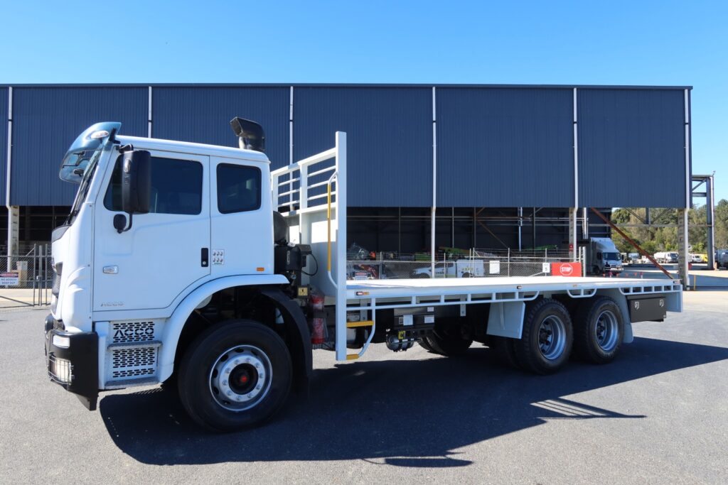 2017 Iveco Acco 2350 Auto 6x4 - TRAY TRUCK image 2