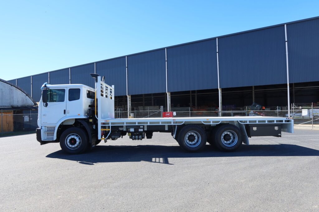 2017 Iveco Acco 2350 Auto 6x4 - TRAY TRUCK image 3