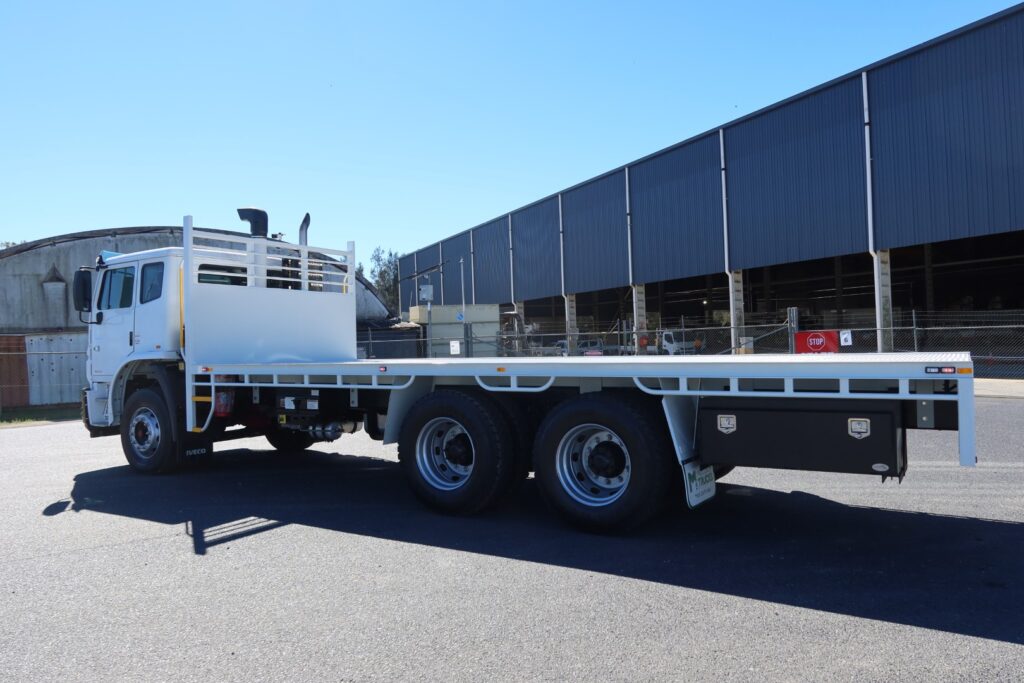 2017 Iveco Acco 2350 Auto 6x4 - TRAY TRUCK image 4
