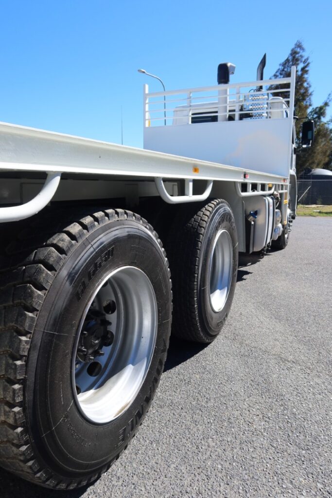 2017 Iveco Acco 2350 Auto 6x4 - TRAY TRUCK image 7