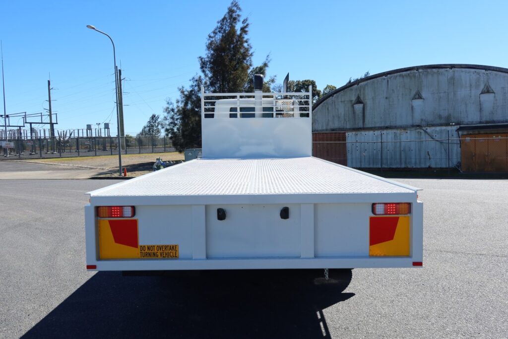 2017 Iveco Acco 2350 Auto 6x4 - TRAY TRUCK image 10