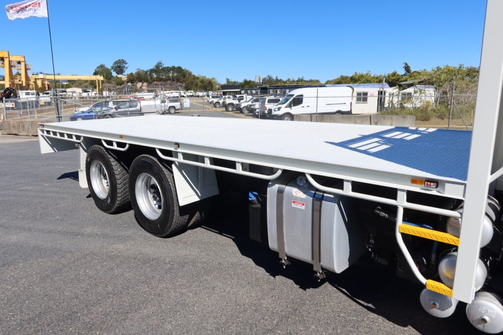 2017 Iveco Acco 2350 Auto 6x4 - TRAY TRUCK image 13