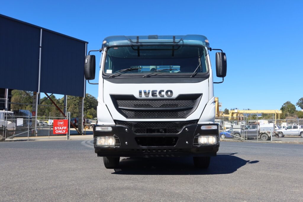 2017 Iveco Acco 2350 Auto 6x4 - TRAY TRUCK image 14