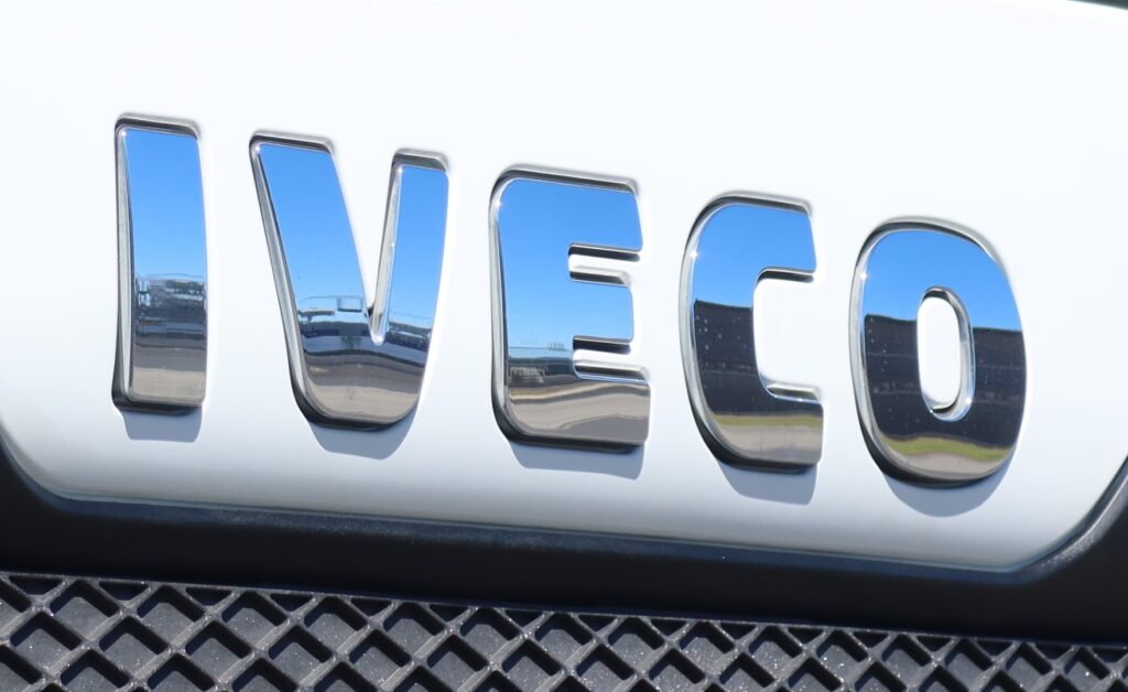 2017 Iveco Acco 2350 Auto 6x4 - TRAY TRUCK image 16