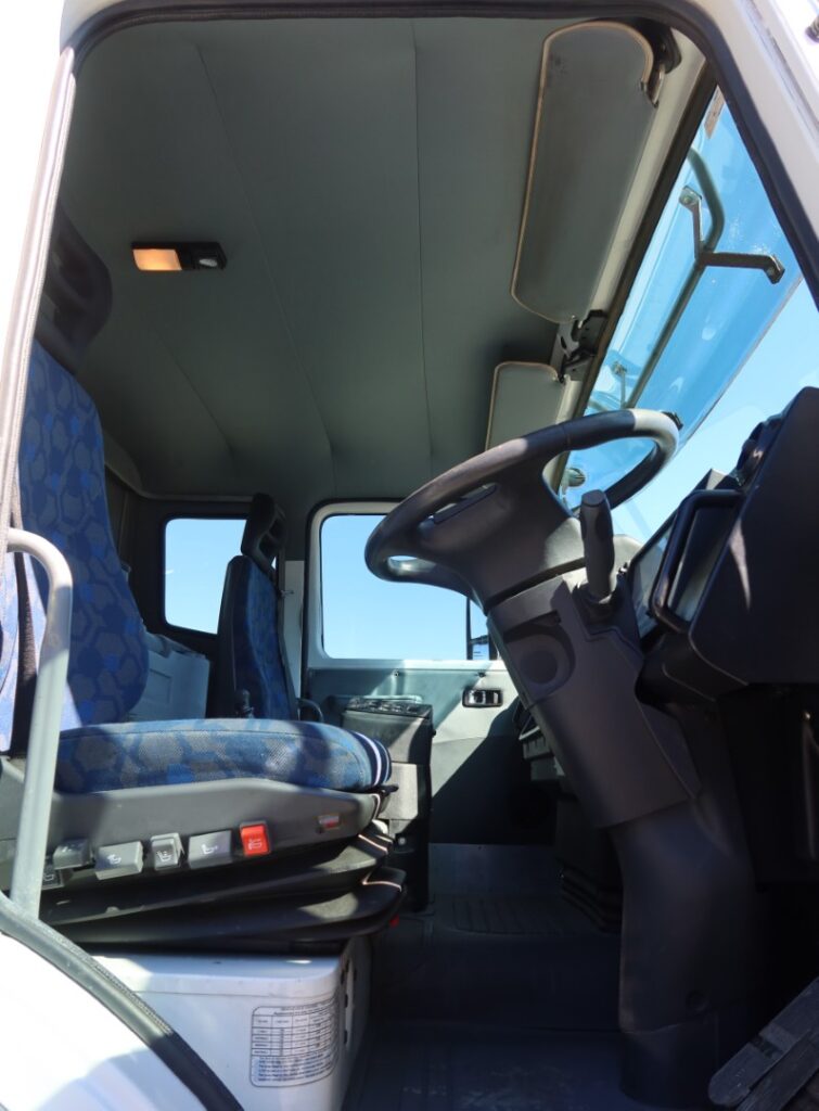 2017 Iveco Acco 2350 Auto 6x4 - TRAY TRUCK image 18