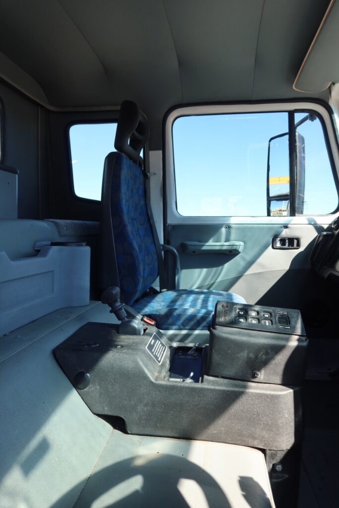 2017 Iveco Acco 2350 Auto 6x4 - TRAY TRUCK image 19