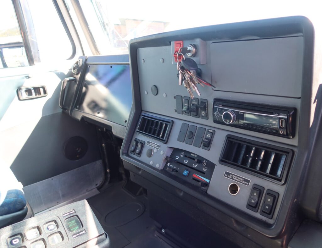 2017 Iveco Acco 2350 Auto 6x4 - TRAY TRUCK image 21