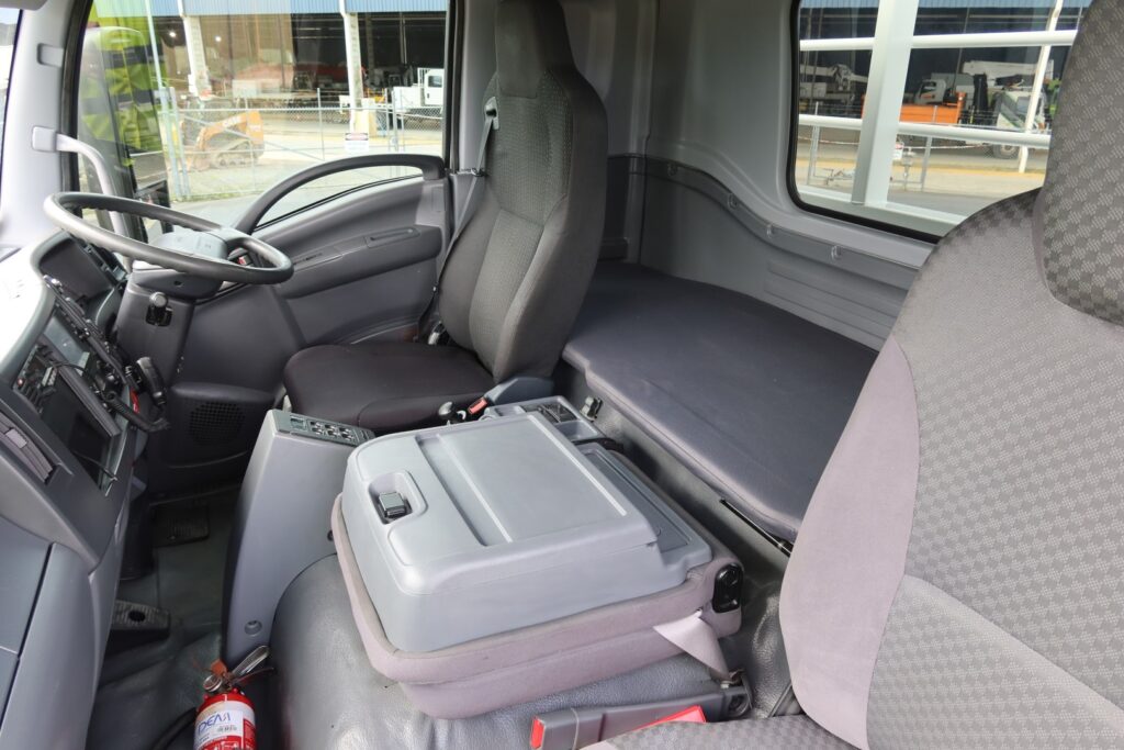 2015 Isuzu FVD 1000 Auto - NEW 9.3M STEEL TRAY image 12