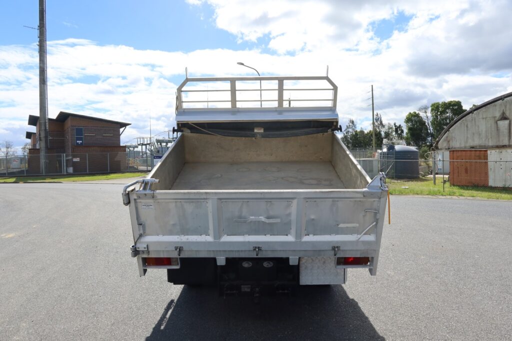 2015 Fuso Canter FE 815 Duonic Crew Cab - ALLOY TIPPER AND TOOLBOX TRUCK image 7