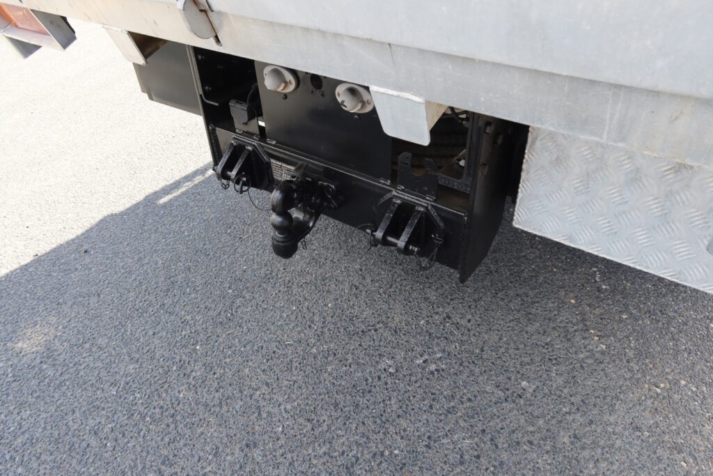 2015 Fuso Canter FE 815 Duonic Crew Cab - ALLOY TIPPER AND TOOLBOX TRUCK image 8