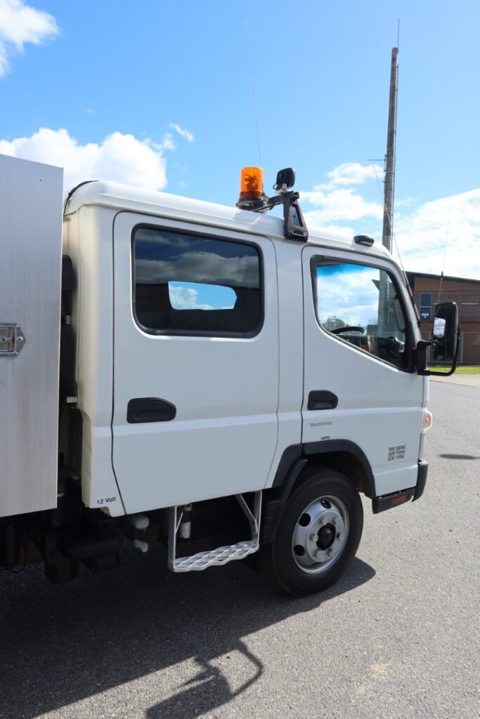 2015 Fuso Canter FE 815 Duonic Crew Cab - ALLOY TIPPER AND TOOLBOX TRUCK image 9