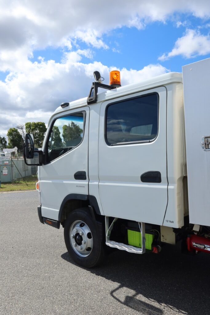 2015 Fuso Canter FE 815 Duonic Crew Cab - ALLOY TIPPER AND TOOLBOX TRUCK image 11