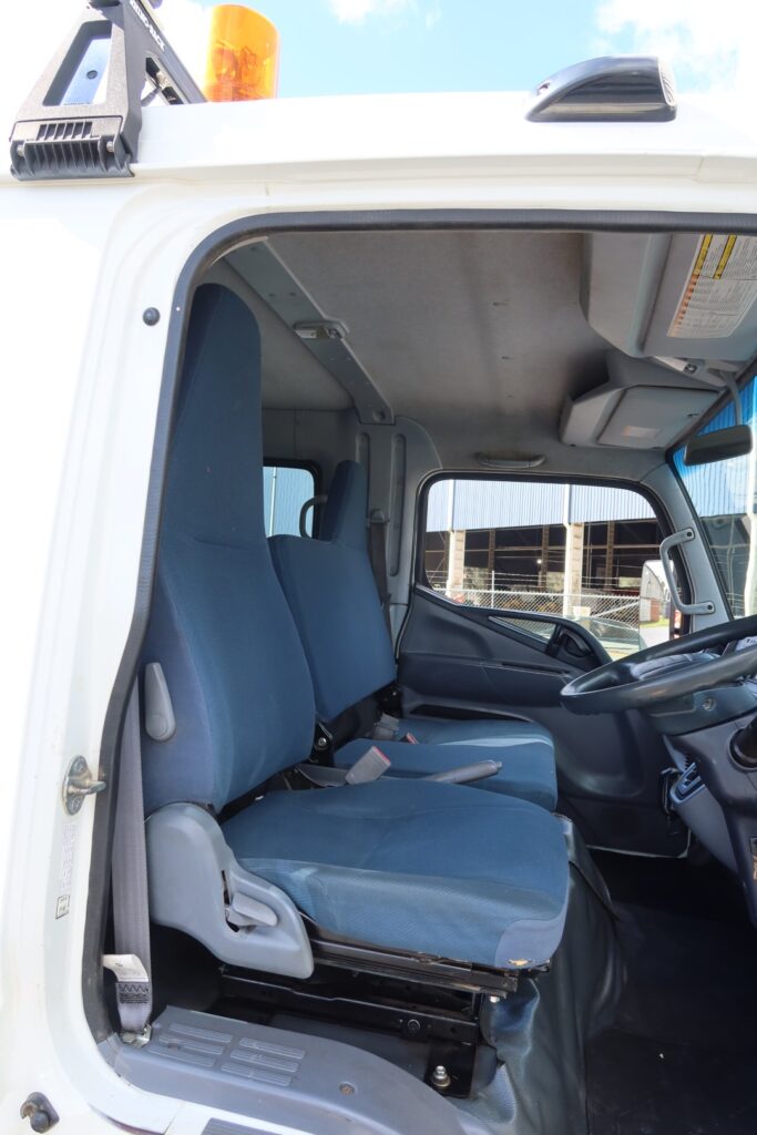 2015 Fuso Canter FE 815 Duonic Crew Cab - ALLOY TIPPER AND TOOLBOX TRUCK image 12