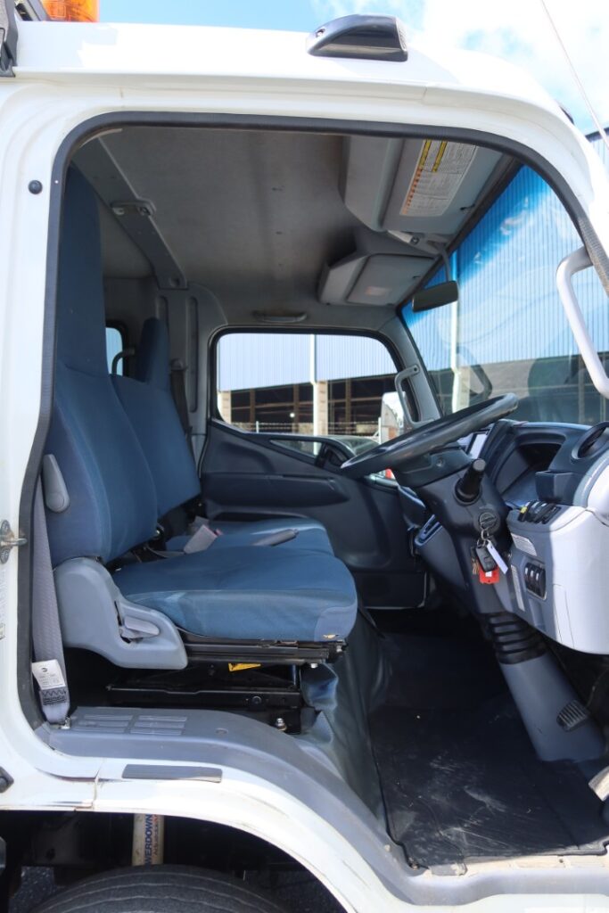 2015 Fuso Canter FE 815 Duonic Crew Cab - ALLOY TIPPER AND TOOLBOX TRUCK image 13