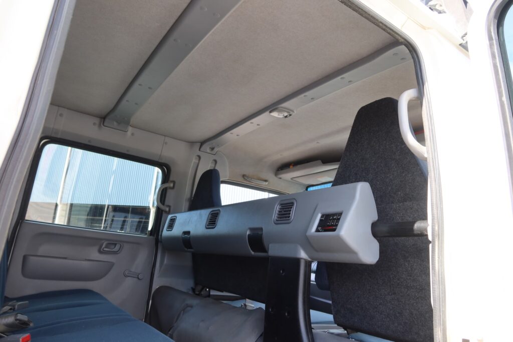 2015 Fuso Canter FE 815 Duonic Crew Cab - ALLOY TIPPER AND TOOLBOX TRUCK image 16