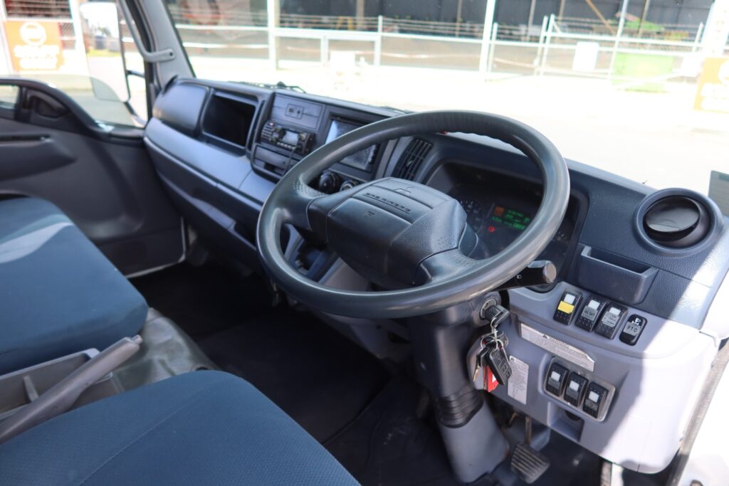 2015 Fuso Canter FE 815 Duonic Crew Cab - ALLOY TIPPER AND TOOLBOX TRUCK image 18