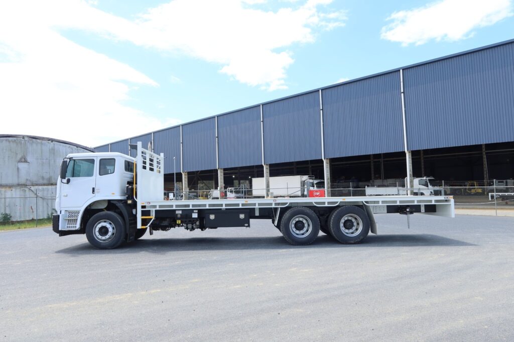 2016 Iveco Acco 2350 Auto 6x4 - TRAY TRUCK image 2