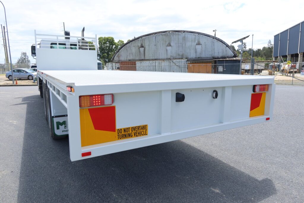 2016 Iveco Acco 2350 Auto 6x4 - TRAY TRUCK image 4