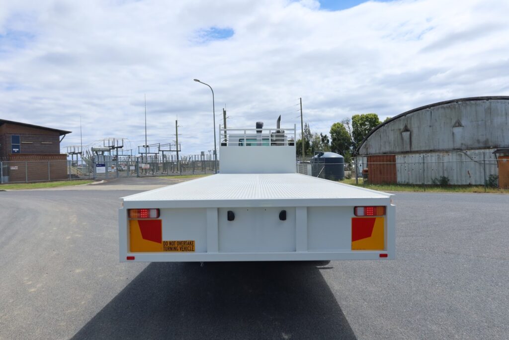 2016 Iveco Acco 2350 Auto 6x4 - TRAY TRUCK image 5