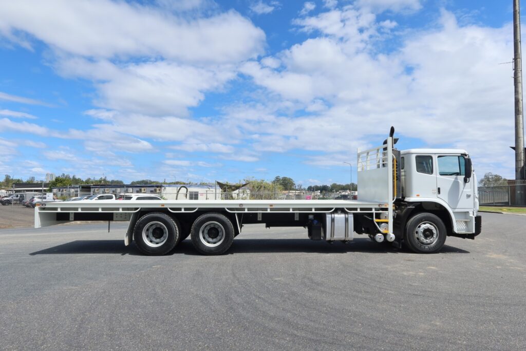 2016 Iveco Acco 2350 Auto 6x4 - TRAY TRUCK image 7