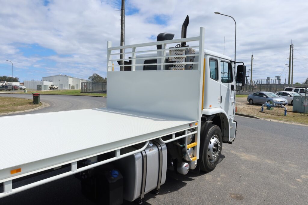2016 Iveco Acco 2350 Auto 6x4 - TRAY TRUCK image 8