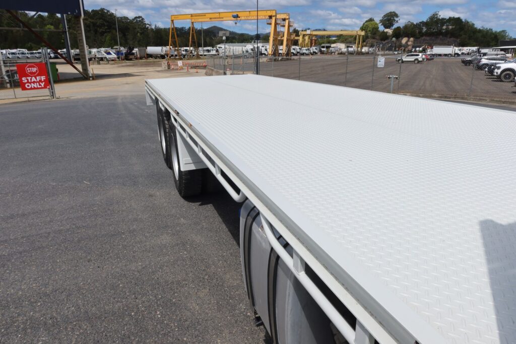2016 Iveco Acco 2350 Auto 6x4 - TRAY TRUCK image 9