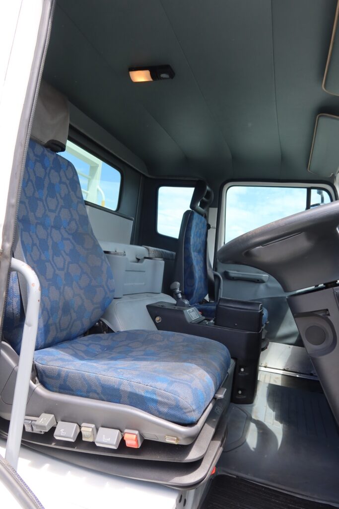 2016 Iveco Acco 2350 Auto 6x4 - TRAY TRUCK image 10
