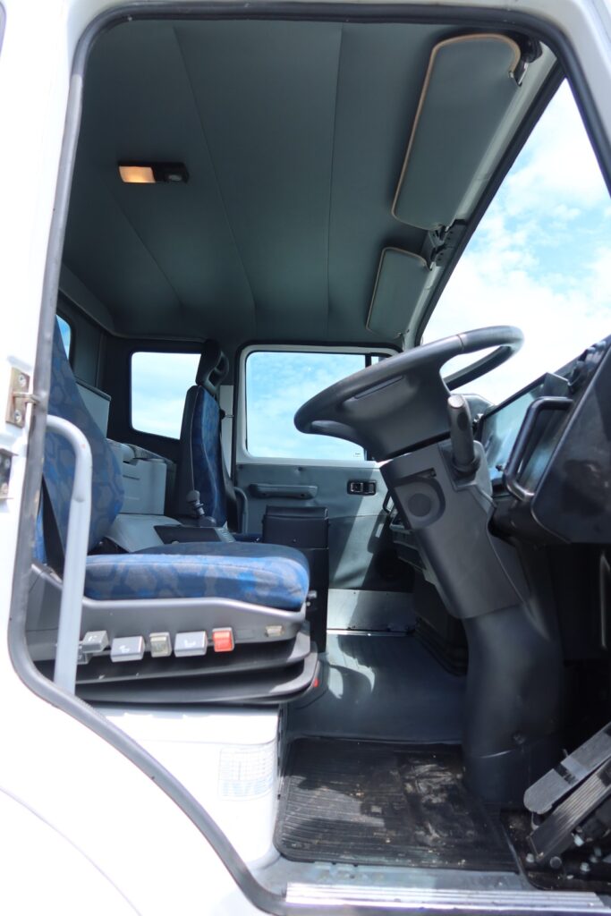 2016 Iveco Acco 2350 Auto 6x4 - TRAY TRUCK image 11