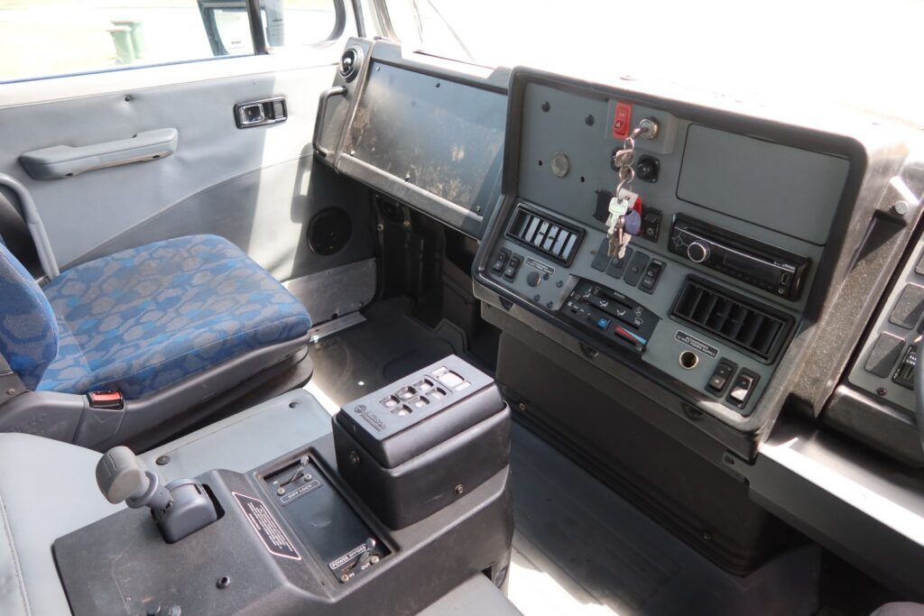 2016 Iveco Acco 2350 Auto 6x4 - TRAY TRUCK image 13